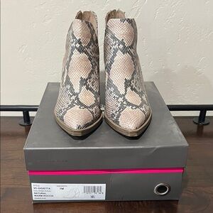 Vince Camuto Women's Beige and Black Ankle Booties